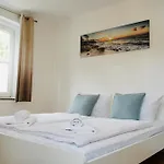 Stilvolles In Stadtnaehe-parkplatz- 4 Personen- Balkon 아파트
