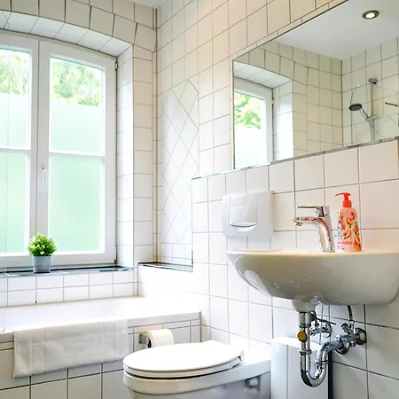 Apartmán Stilvolles In Stadtnaehe-parkplatz- 4 Personen- Balkon