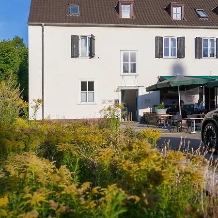 Stilvolles In Stadtnaehe-parkplatz- 4 Personen- Balkon